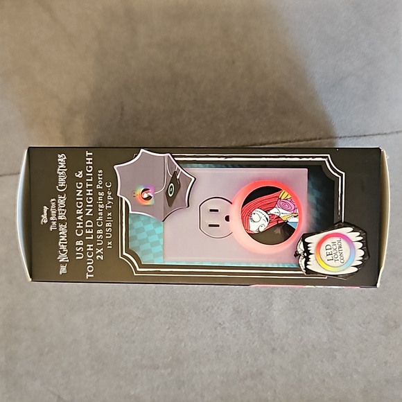 NWT Disney Tim Burton USB(C) Charger w/ LED Nightlight & Villain's Chapstick Set - Picture 5 of 9